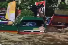 Menegangkan! Angkot...