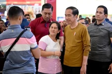 Jokowi Makan Malam di...