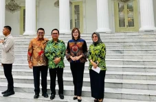 Hadiri Peluncuran Sertifikat...