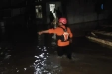 Diguyur Hujan Deras,...