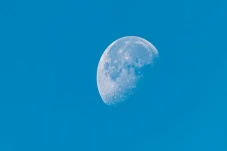 Mengapa Bulan Terlihat...