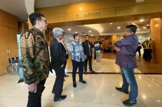 Terbang ke Malaysia,...