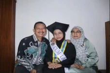 Cerita Bella, Wisudawan...