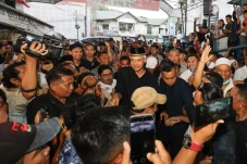 Pedagang Pasar Gantungkan...