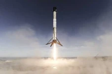 Spesifikasi Roket Falcon...