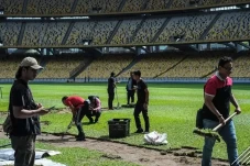 Permukaan di Stadion...