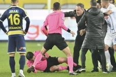 Edan! Wasit Dikeroyok...