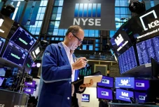 Wall Street Sentuh Level...