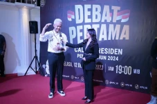 Pakai Sepatu Produk...
