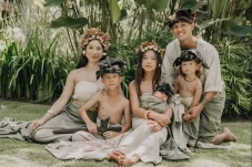 8 Artis yang Menikah...