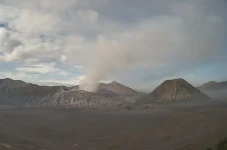 Awas! Gunung Bromo Keluarkan...