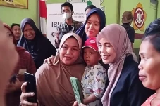 Siti Atikoh Sapa Warga...