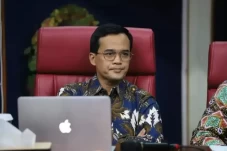 Debat Perdana: Sebuah...