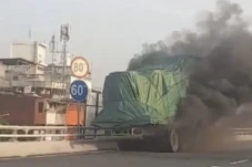 Ada Truk Terbakar di...