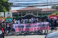 Massa Desak Hakim PN...