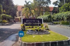 Biaya Kuliah S1 di Universitas...
