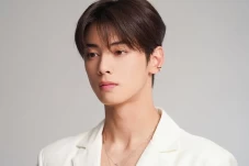 30 Idol K-Pop Pria Terpopuler...