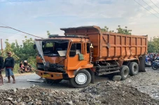 Truk Terguling Timpa...