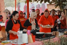 Siti Atikoh Ajak Masyarakat...