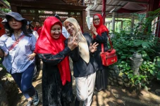 Pelukan Erat Nyai Faizah...