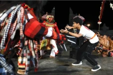 Alam Ganjar Menari Kecak...