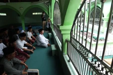 Ziarahi Makam KH Mashum...