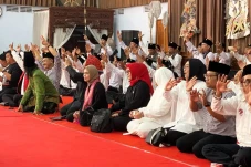 Kunjungi Pesantren Albadru...