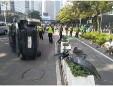 Mobil Terbalik di Jalan...