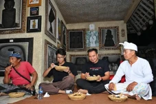 Momen Alam Ganjar Makan...
