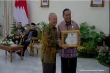 PPID UNJ Raih Penghargaan...
