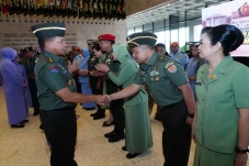 Panglima TNI Naikkan...