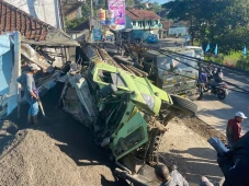 Truk Pengangkut Pasir...