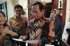 Peringati Hari Ibu,...
