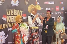 Mahfud MD Kenakan Baju...