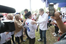 Hadiri Acara Bazar dan...