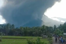 Erupsi Gunung Lewotobi...
