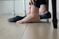 5 Penyebab Kaki Bengkak,...