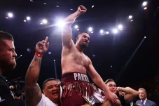 Kalahkan Deontay Wilder,...