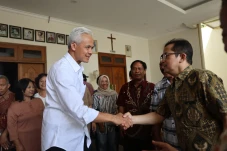Kunjungi Misa Natal...