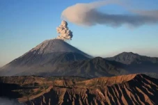 Awas! Gunung Semeru...
