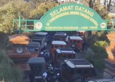 Bromo Dipadati Ribuan...