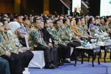 Dampingi Jokowi Hadiri...