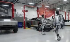 Karyawan Tesla Diserang...