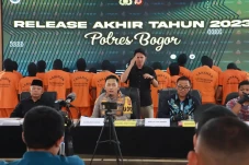 10 Anggota Polres Bogor...