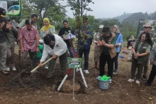 Tanam 200 Pohon Buah...