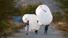 Penduduk Pakistan Gunakan...