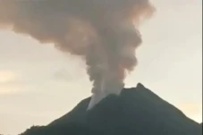 Gunung Lewotobi Laki-laki...