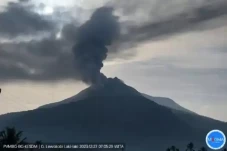 Erupsi Gunung Lewotobi...