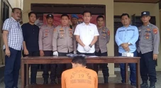 Gegara Saling Tatap,...