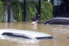 Mobil Terendam Banjir,...